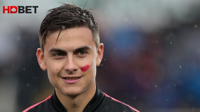Paulo Dybala So Huu Anh Nhin Sau Guong Mat Hai Hoa Cuon Hut